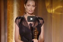 شاهد .. أنجلينا جولي تبكي وتنفذ ما طلبته منها والدتها