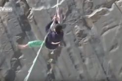 شاهد .. لحظة سقوط مغامر أثناء سيره على الحبل
