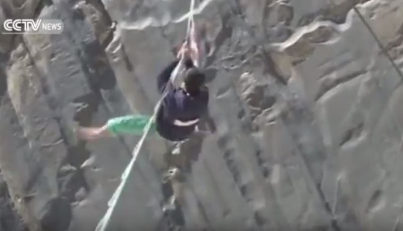شاهد .. لحظة سقوط مغامر أثناء سيره على الحبل