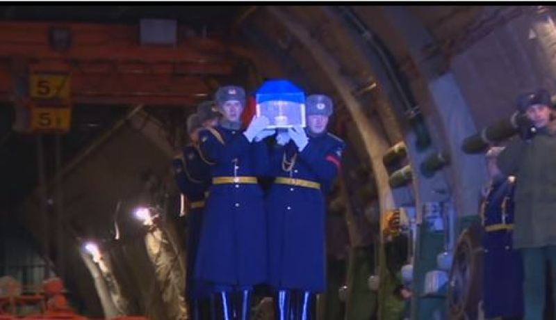 بالفيديواستقبال مهيب لجثمان قائد القاذفة الروسية التي أسقطت في سوريا