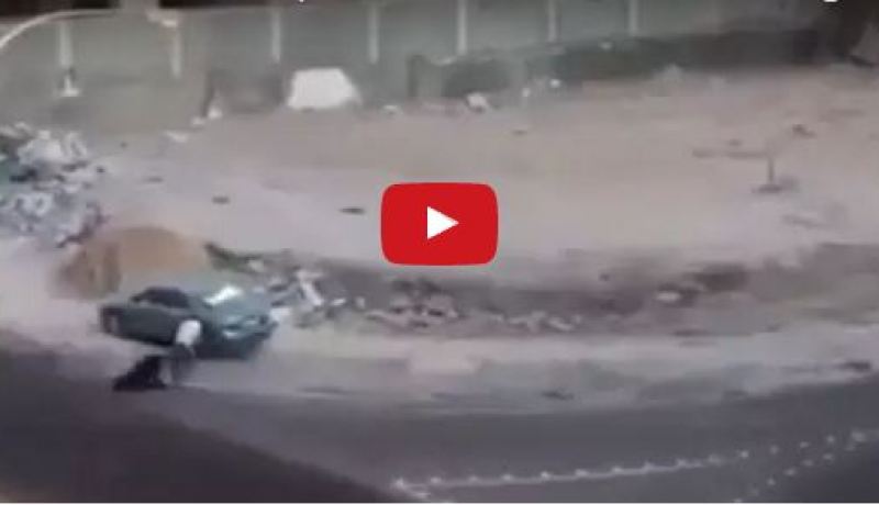 بالفيديو .. شاب يعتدي بالضرب على فتاة ويسرق حقيبتها