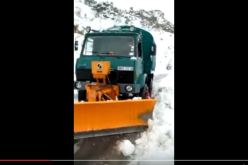 بالفيديو.. رئيس بلدية يسوق جرافة ويتولى بنفسه فتح طرقات مغلقة بالثلوج