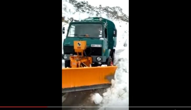 بالفيديو.. رئيس بلدية يسوق جرافة ويتولى بنفسه فتح طرقات مغلقة بالثلوج