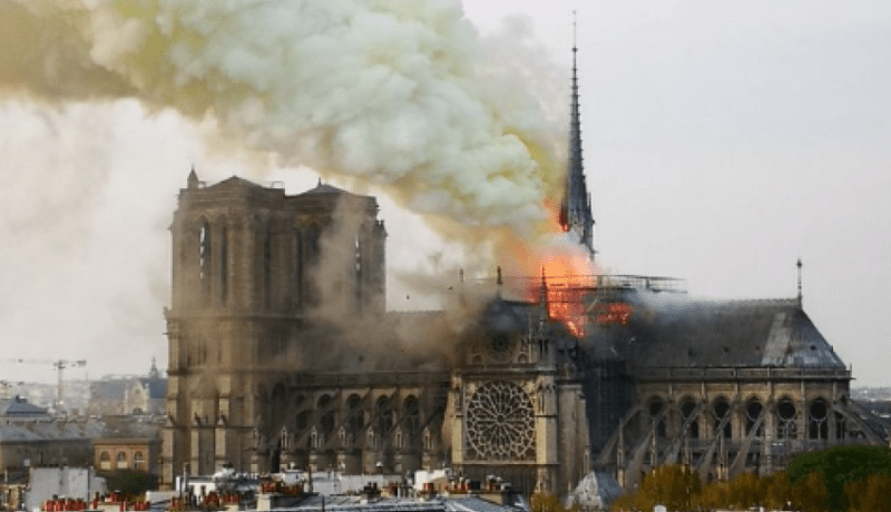 فرانسوا هولاند: الكنيسة الفرنسية تراثنا المشترك ومؤسف أن ترى النار تدمره