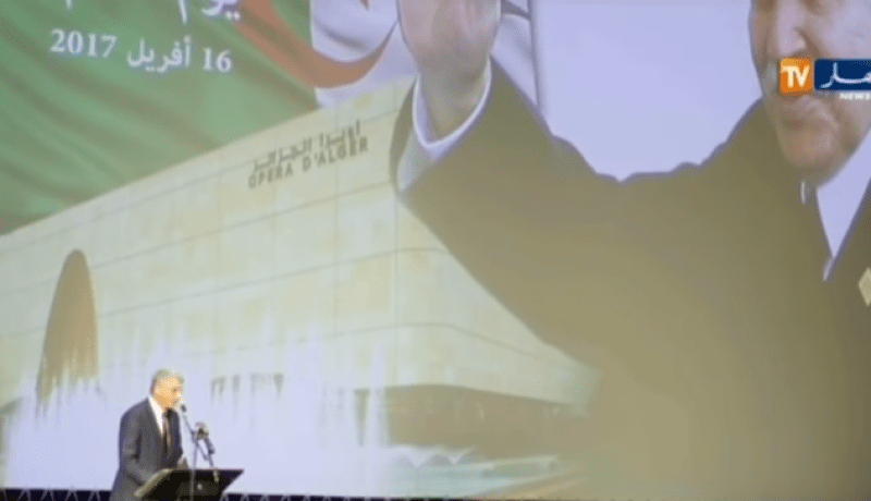 فيديو..الرئيس بوتفليقة يكرم رجال الفن والثقافة بأوسمة استحقاق من مصف “أثير” و”عشير”