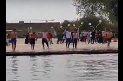 بالفيديو…طلبة يحولون نافورة بجامعة باب الزوار إلى مسبح