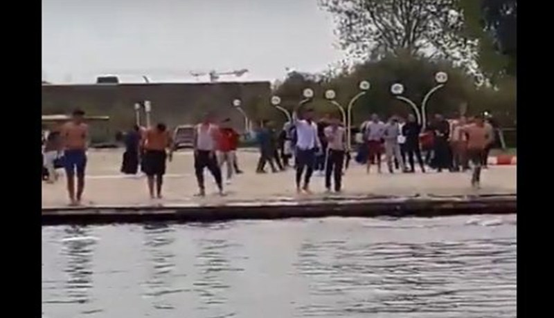 بالفيديو…طلبة يحولون نافورة بجامعة باب الزوار إلى مسبح
