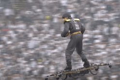 بالفيديو.. الرجل الطائر يحمل كرة نهائي كأس البرتغال