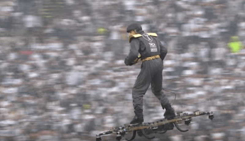 بالفيديو.. الرجل الطائر يحمل كرة نهائي كأس البرتغال