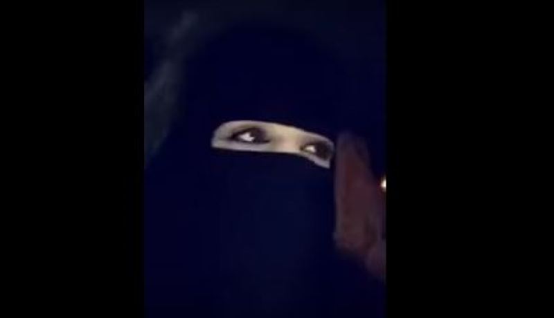 بالفيديو.. اعتقال شاب سعودي يقود سيارته مرتديا زي امرأة