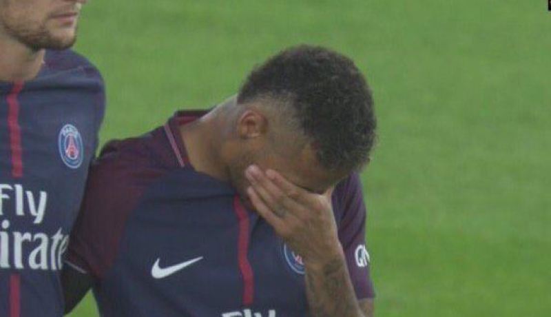 نيمار يبكي ضحايا برشلونة في دقيقة صمت !