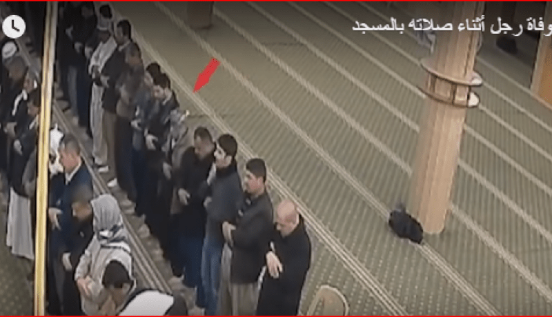 بالفيديو.. لحظة وفاة رجل أثناء صلاته بالمسجد