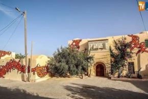 فنان يحول قرية تونسية قديمة إلى منطقة تجذب السياح