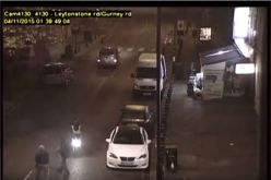 شاهد .. مراهقان يهاجمان رجلا بمطرقة ويسلبانه دراجته النارية