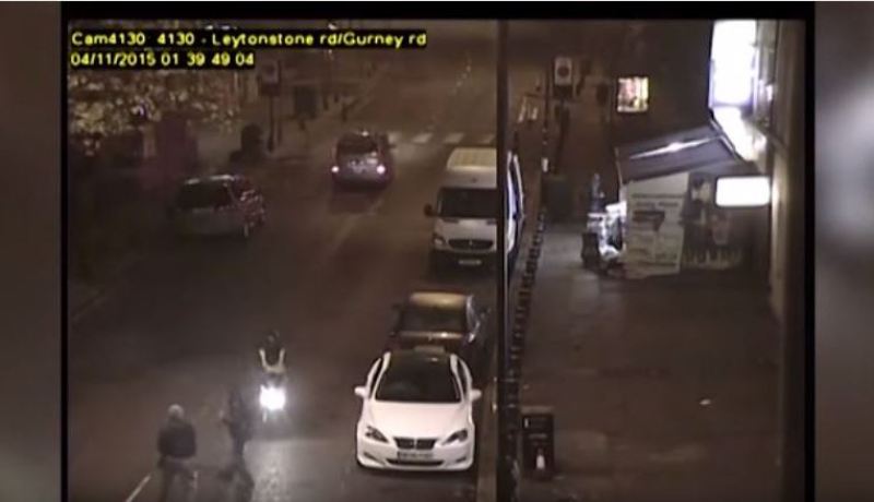 شاهد .. مراهقان يهاجمان رجلا بمطرقة ويسلبانه دراجته النارية