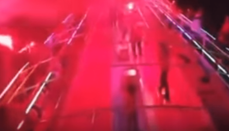 بالفيديو …أنصار إتحاد العاصمة يلهبون نهر النيل بالشماريخ