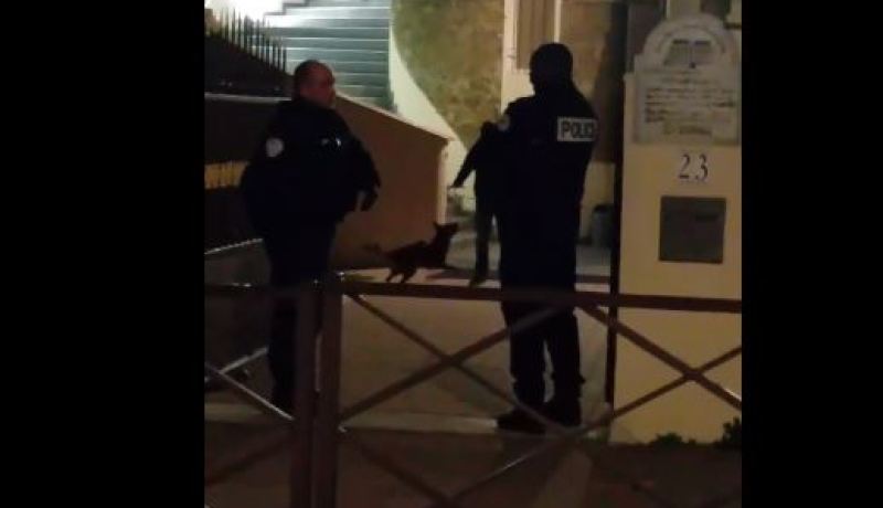 بالفيديو الشرطة الفرنسية تدنس مسجدا باستعمال الكلاب في ضواحي باريس