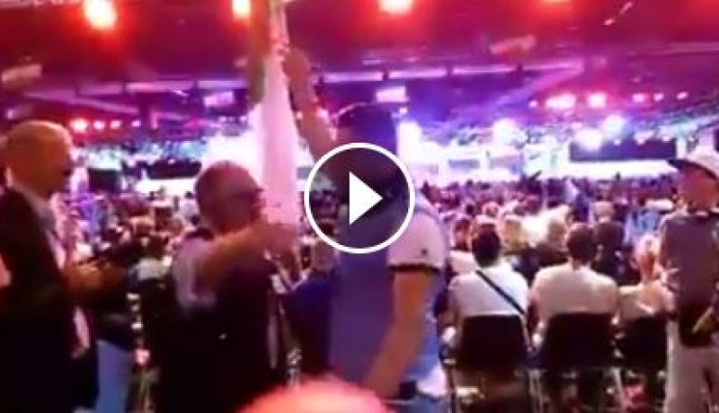 بالفيديو  طرد شاب جزائري يحمل العلم الوطني في حفل بفرنسا