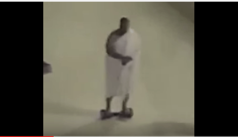بالفيديو معتمر يستعين بجهاز السكوتر الذكي للطواف حول الكعبة