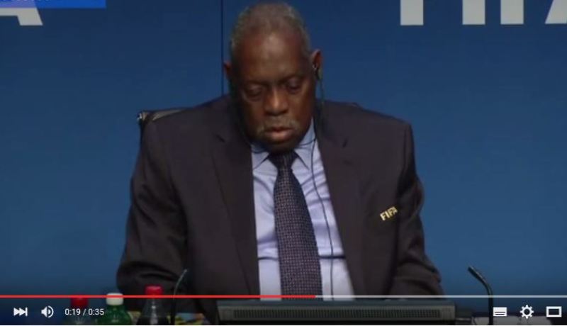 بالفيديوعيسى حياتو رئيس الكاف والرئيس المؤقت للفيفا ينام أمام عدسات الكاميرا