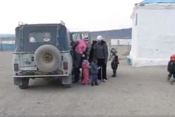 بالفيديو.. سيارة صغيرة تبتلع 40 طفلا في قرية نائية بمنغوليا