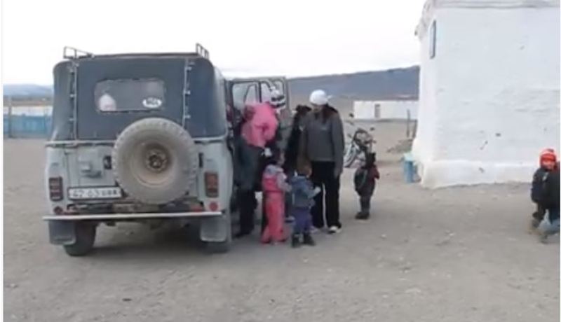 بالفيديو.. سيارة صغيرة تبتلع 40 طفلا في قرية نائية بمنغوليا
