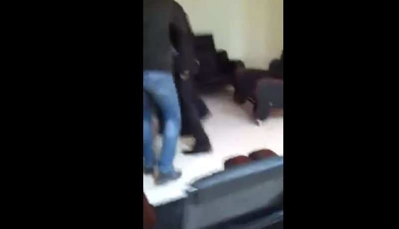 بالفيديو عميد جامعة الأغواط ينهال ضربا على طالب في مكتبه
