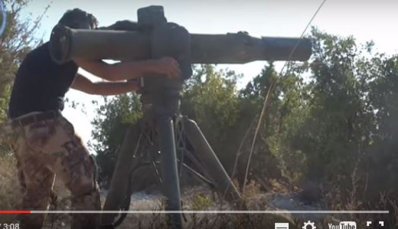 بالفيديو مسلحون يستهدفون مروحية رابضة على الأرض في شمال اللاذقية