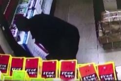 بالفيديو .. سارق مثقف يخفي 10 كتب داخل سرواله