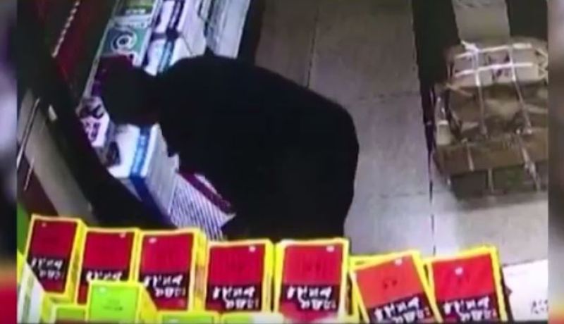 بالفيديو .. سارق مثقف يخفي 10 كتب داخل سرواله