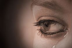 اعتراف زوجة خائنة.. مات ضميري فلعبت بشرفه ودنّست عرضه!