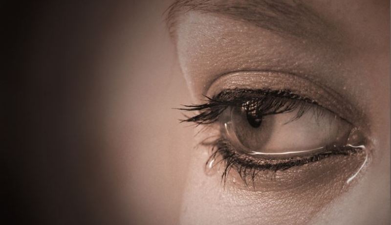اعتراف زوجة خائنة.. مات ضميري فلعبت بشرفه ودنّست عرضه!