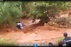 بالفيديو عناصر الحماية الجزائرية يحاولون انقاذ مجموعة أطفال جرفهم الوادي