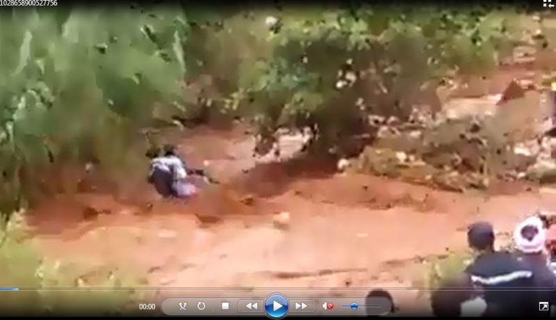 بالفيديو عناصر الحماية الجزائرية يحاولون انقاذ مجموعة أطفال جرفهم الوادي