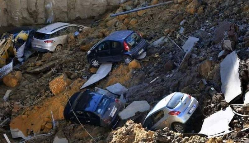 إيطاليا: حفرة تبتلع 6سيارات بالعاصمة روما