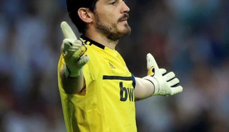 كاسياس يعترف بصعوبة احتفاظ اسبانيا بلقبها