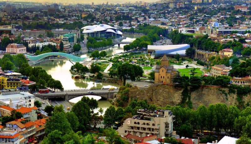 دولة في شرق أوروبا تسعى للإنضمام إلى الإتحاد الأوروبي وحلف الناتو