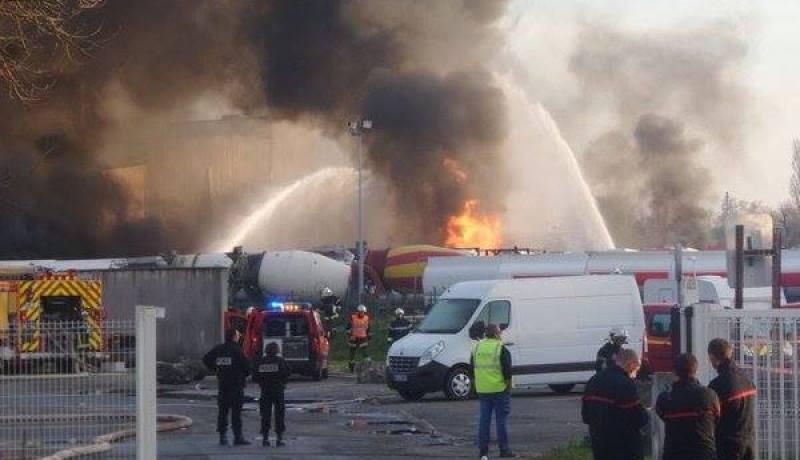 حريق مهول في مدينة بوردو جنوب غربي فرنسا عقب انفجارين بمصنع