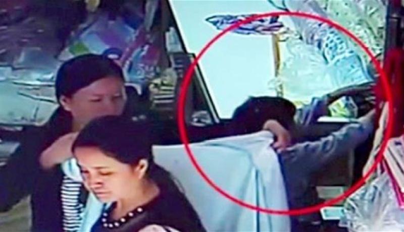 بالفيديو .. عصابة نساء تستعين بطفلة صغيرة لسرقة المحلات