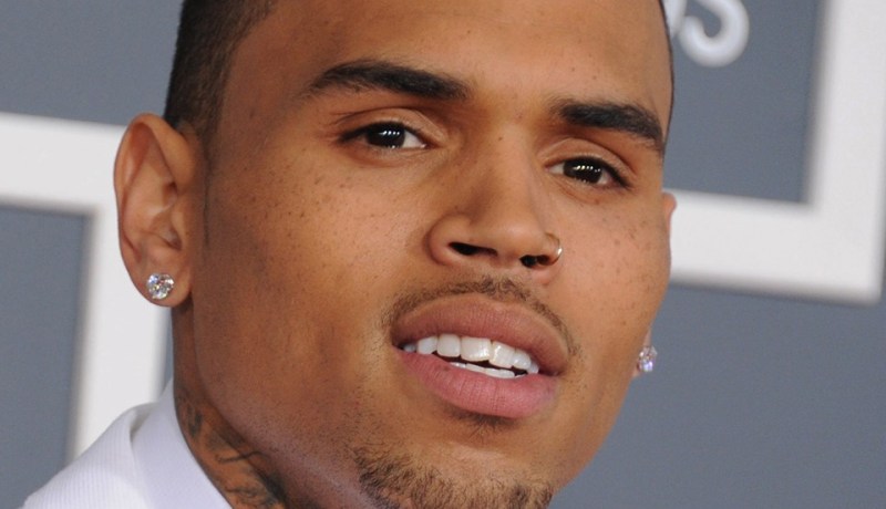 إلقاء القبض على المغني كريس براون في باريس بتهمة الاغتصاب