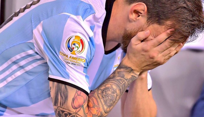 ميسي معلنا اعتزاله…لم أستطع أن أكون بطلا