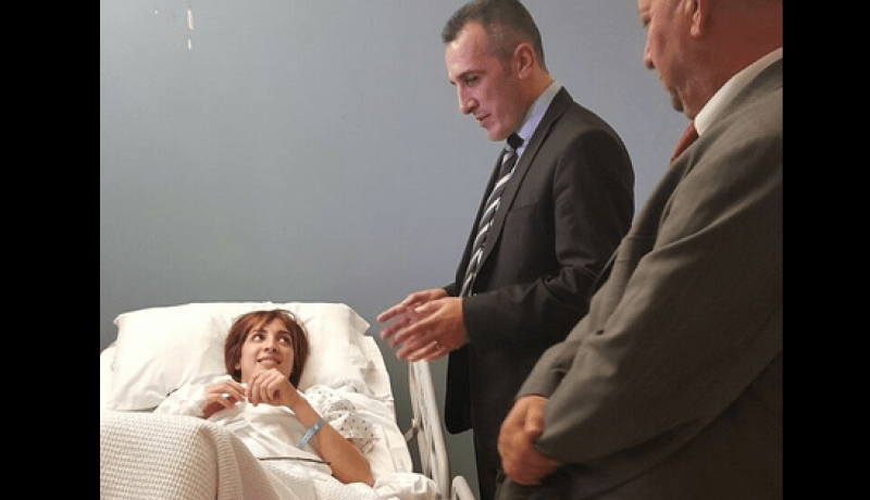 بالفيديو القنصل الجزائري يزور سهيلة المشتركة في ستار أكاديمي بالمستشفى