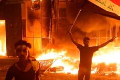 بالفيديو .. متظاهرون يحرقون القنصلية الايرانية بالبصرة