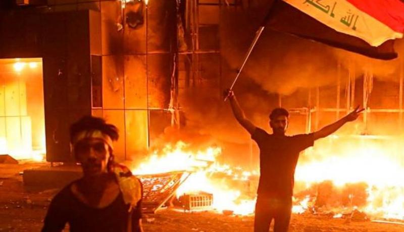 بالفيديو .. متظاهرون يحرقون القنصلية الايرانية بالبصرة