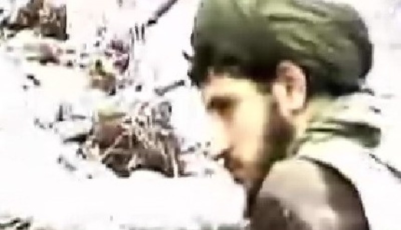 إرهابي يقتل مرافيقه ويسلم نفسه للسلطات وبحوزته كلاشنكوف وقنبلتين
