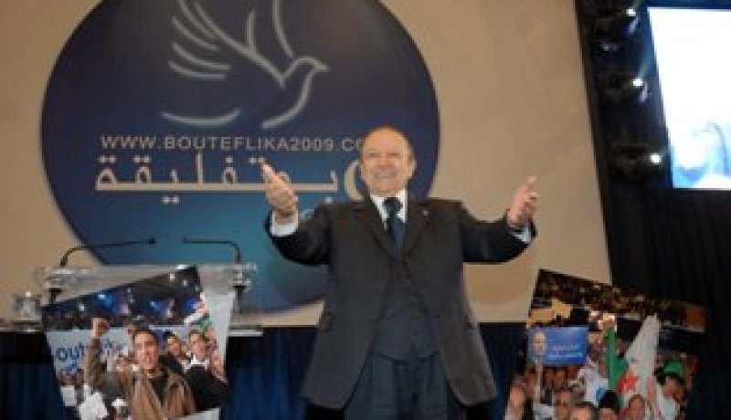 ''الباتنيات'' يحولن التجمع الأول لبوتفليقة إلى فضاء للبكاء والعويل
