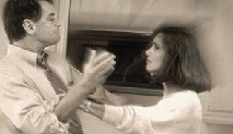 سيدة تتهجم على طليقها بالضرب وعضه من عنقه