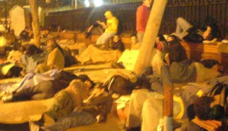 آخرصورة من اعتصام الطلبة أمام السفارة الجزائرية بالقاهرة