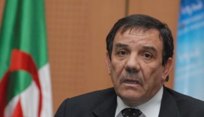 تواتي ينتقد المشاريع وكل الأنظمة ويدعو الشباب لإحداث ثورة انتخابية