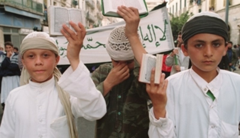 أطفال أغوتهم ''القاعدة '' بالمال والزواج